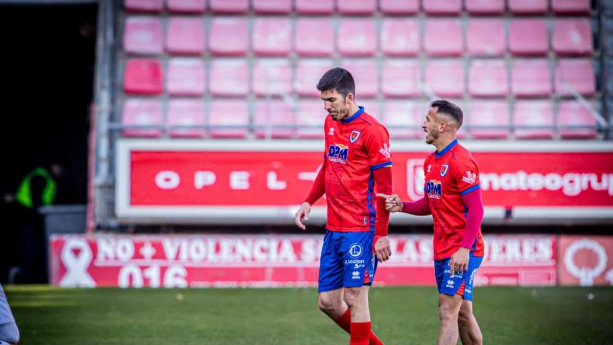 Carlos Rodríguez y Alain García abandonan el terreno de juego tras el empate ante la Sarriana.