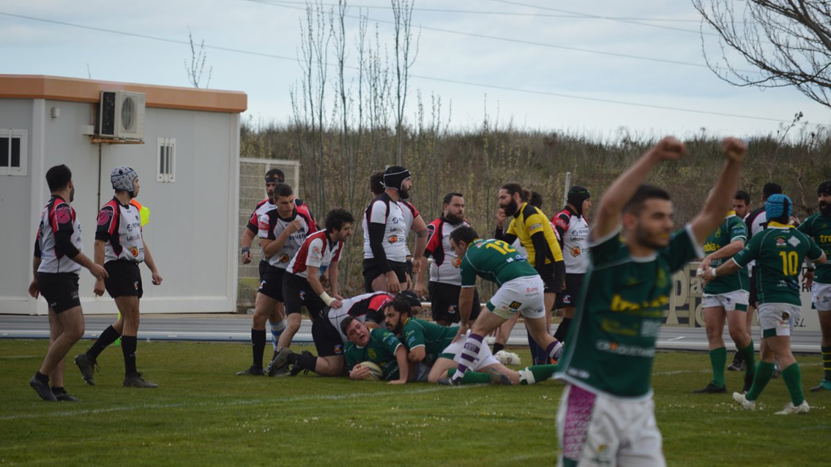 Los jugadores del Ingenieros en una acción del encuentro.