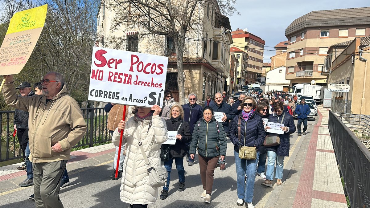 Manifestantes en Arcos de Jalón (Soria) contra el recorte de Correos.HDS