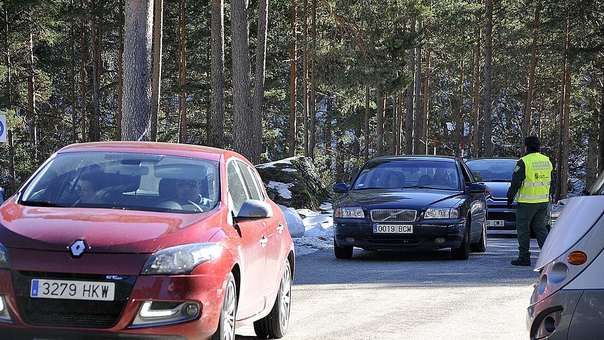 Vehículos en el acceso a la Laguna Negra.