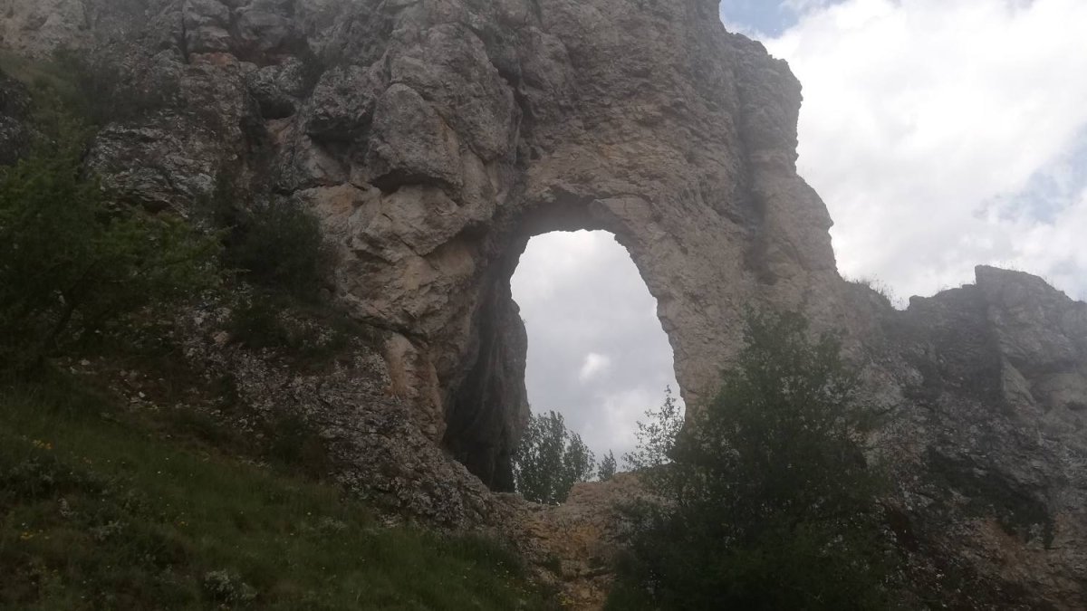 La Cueva “El Huevo”, en Torrevicente, destaca por su gran oquedad natural en la roca, origen de una de las leyendas más curiosas de Soria