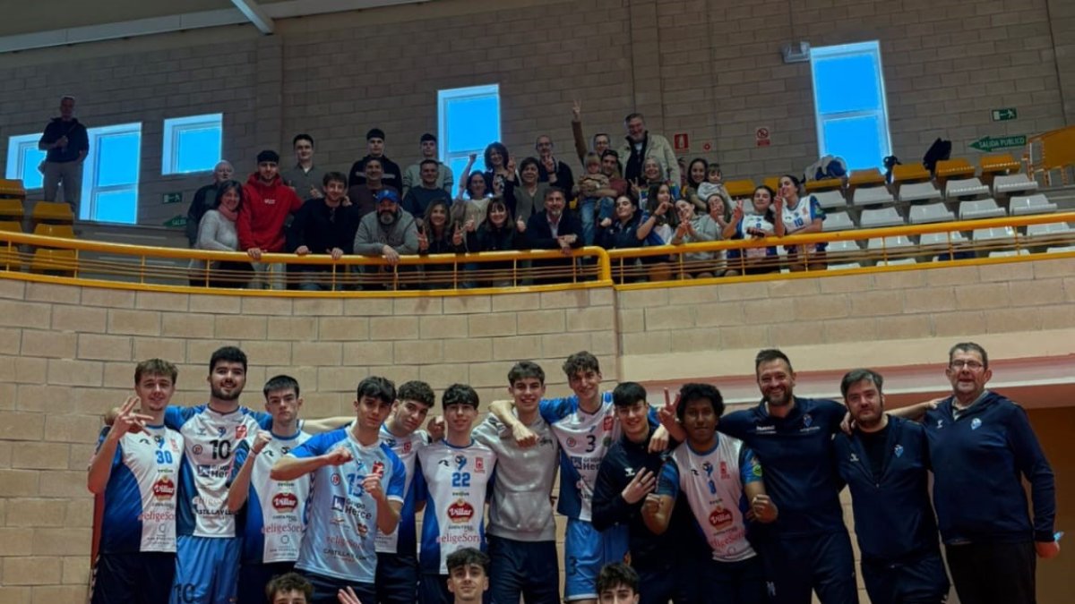 Los júnior del Rio Duero tras un partido en Los Pajaritos.