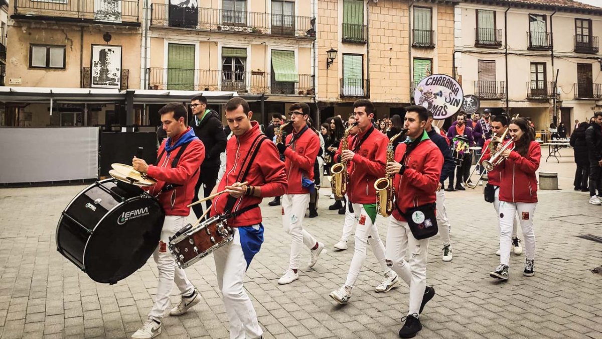 Pasacalles de una charanga en El Burgo de Osma.