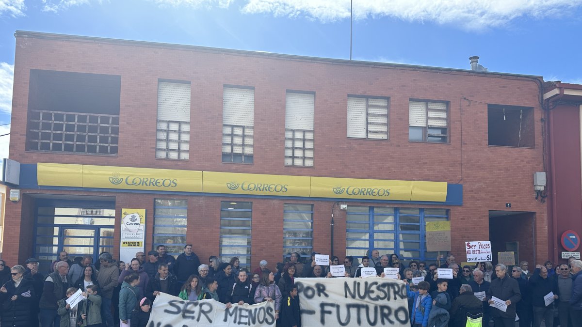 Vecinos de Arcos de Jalón en una concentración de protesta.