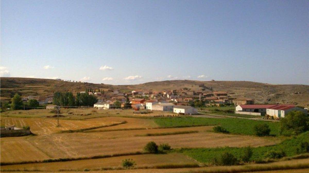 Dévanos se integra en el paisaje agrícola soriano con una estética marcada por la sencillez y la armonía rural