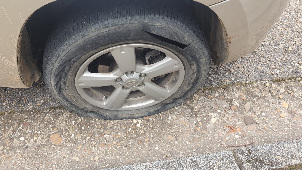 El coche de un edil de Covaleda amanece con dos ruedas rajadas.