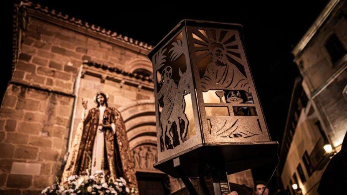 Una solemne marcha nocturna hasta la Concatedral.