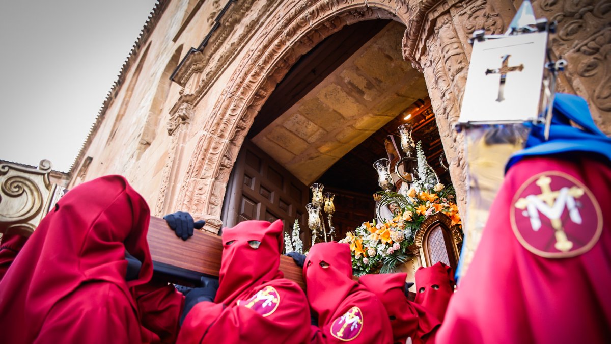 La Verónica y Jesús Caído en su emotiva salida desde San Pedro este Jueves Santo.