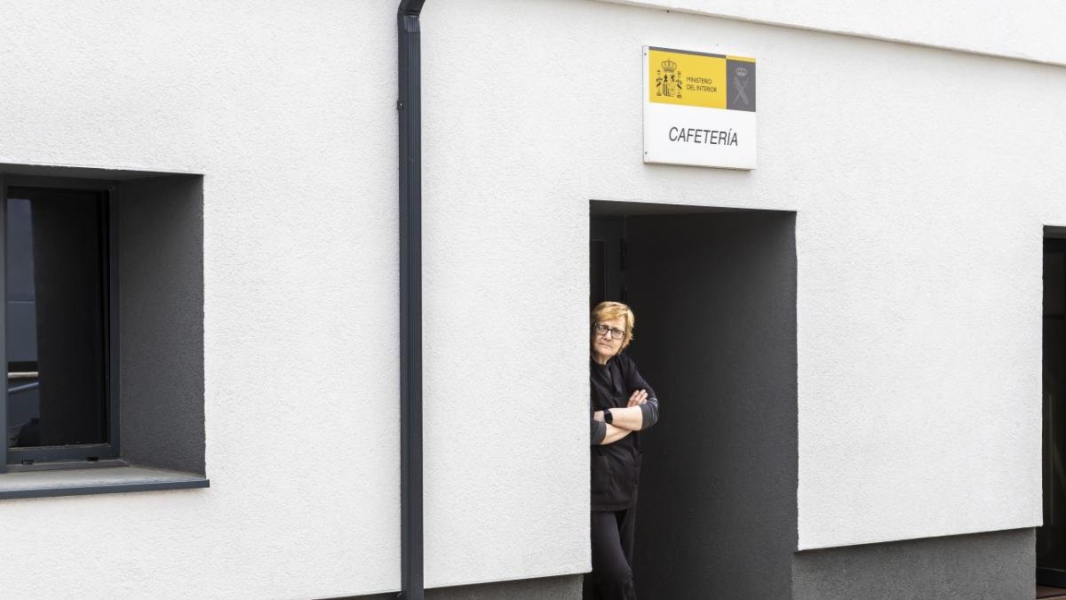 Entrada al bar de la Guardia Civil por el patio de armas de la Comandancia en mayo de 2025.