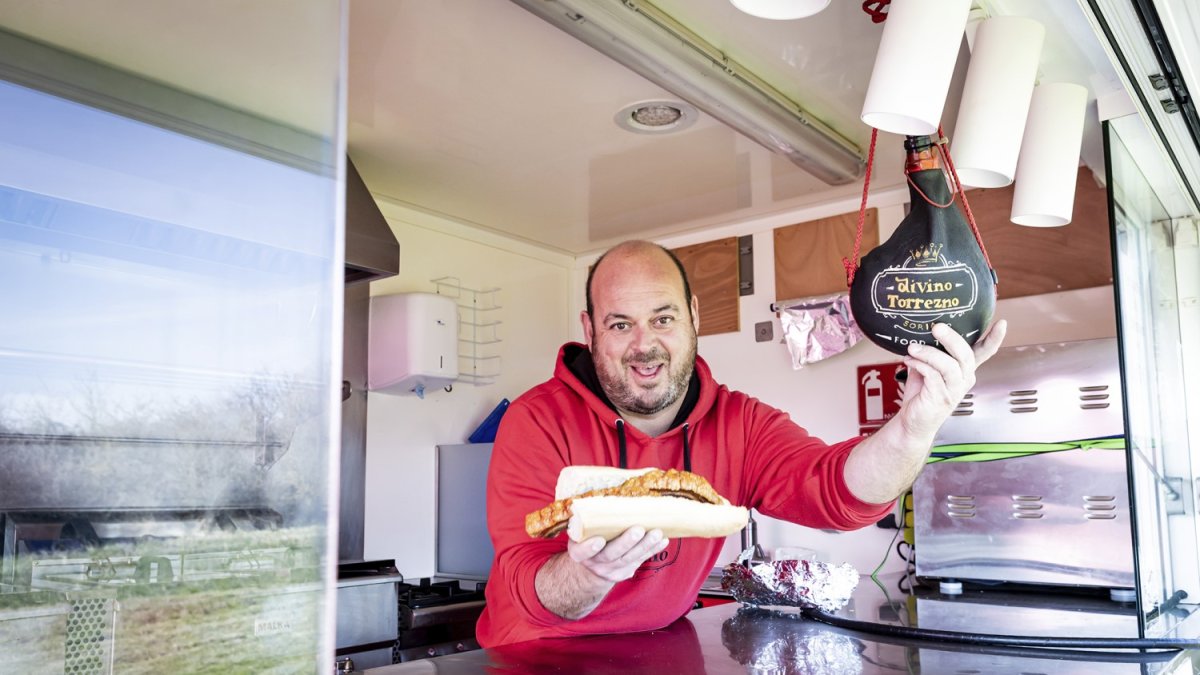 Javier Rodrigo Villahoz, un chef de lo más soriano a los mandos del 'food truck' Divino Torrezno.