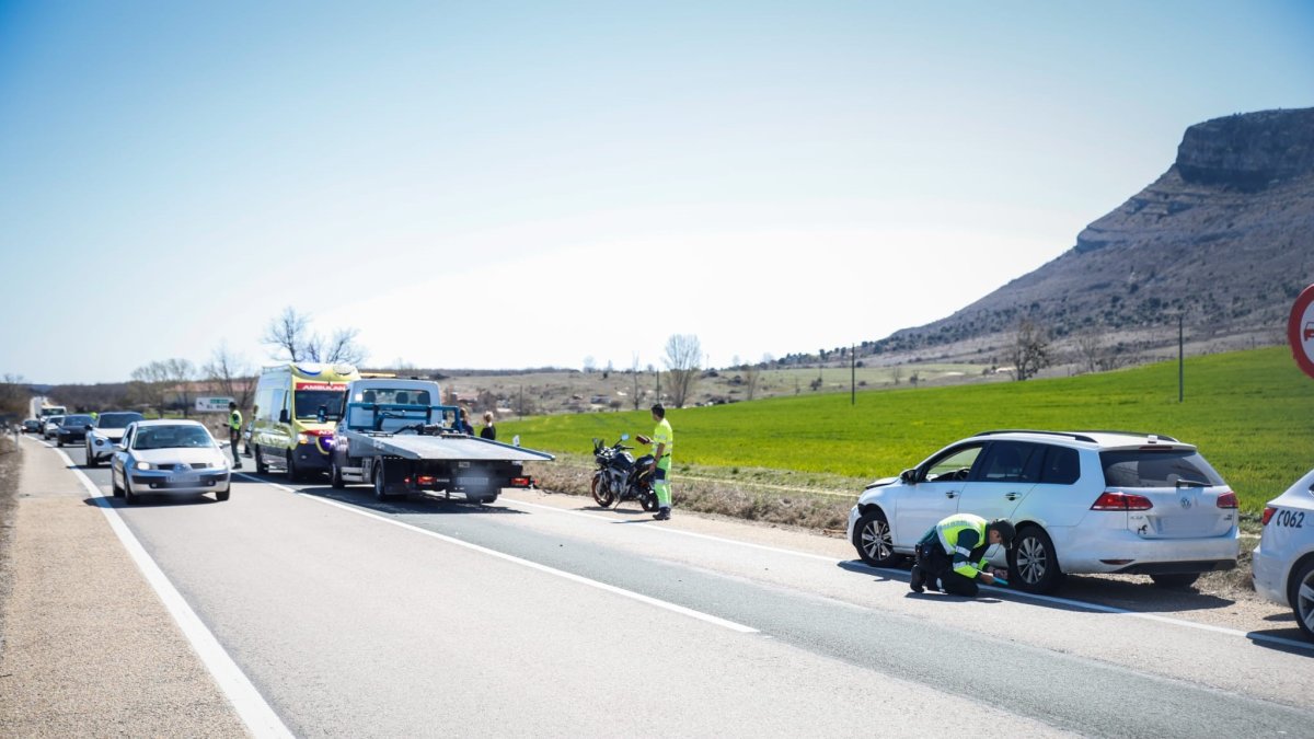 Guardia Civil y Emergencias Sanitarias en el lugar del accidente.