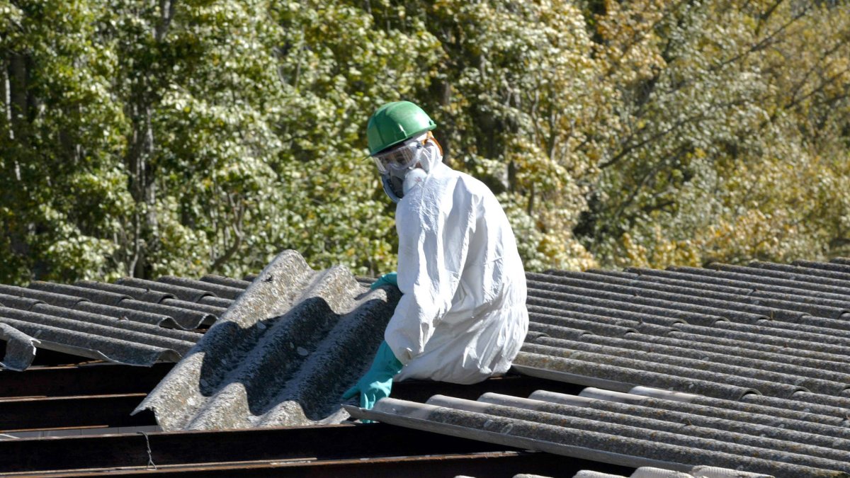 Trabajos de retirada de amianto en una cubierta.