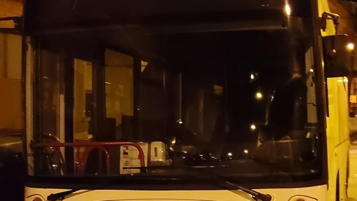 El vehículo parado en la calle Cortes hace unos minutos.