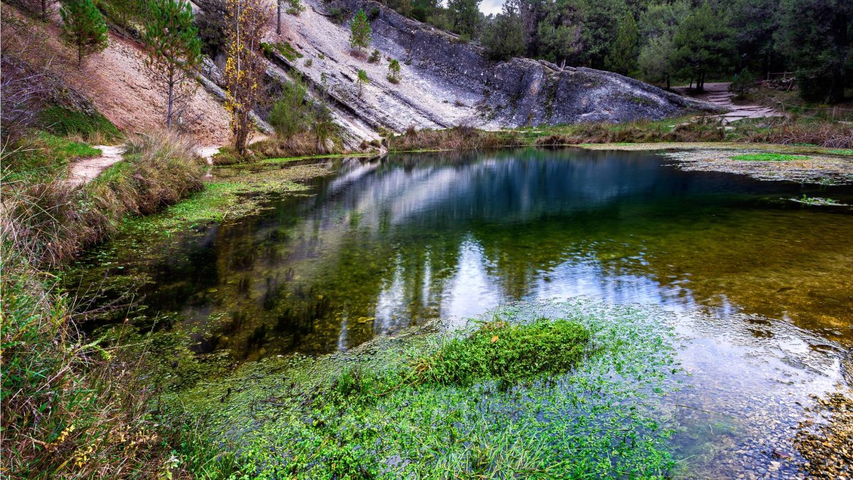 La Fuentona, en Soria, muestra su característico “ojo de mar”, donde el agua alcanza una transparencia casi irreal
