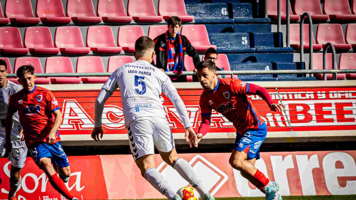 Álex Escardó en el partido ante la Sarriana en el que se lesionaba en el gemelo.