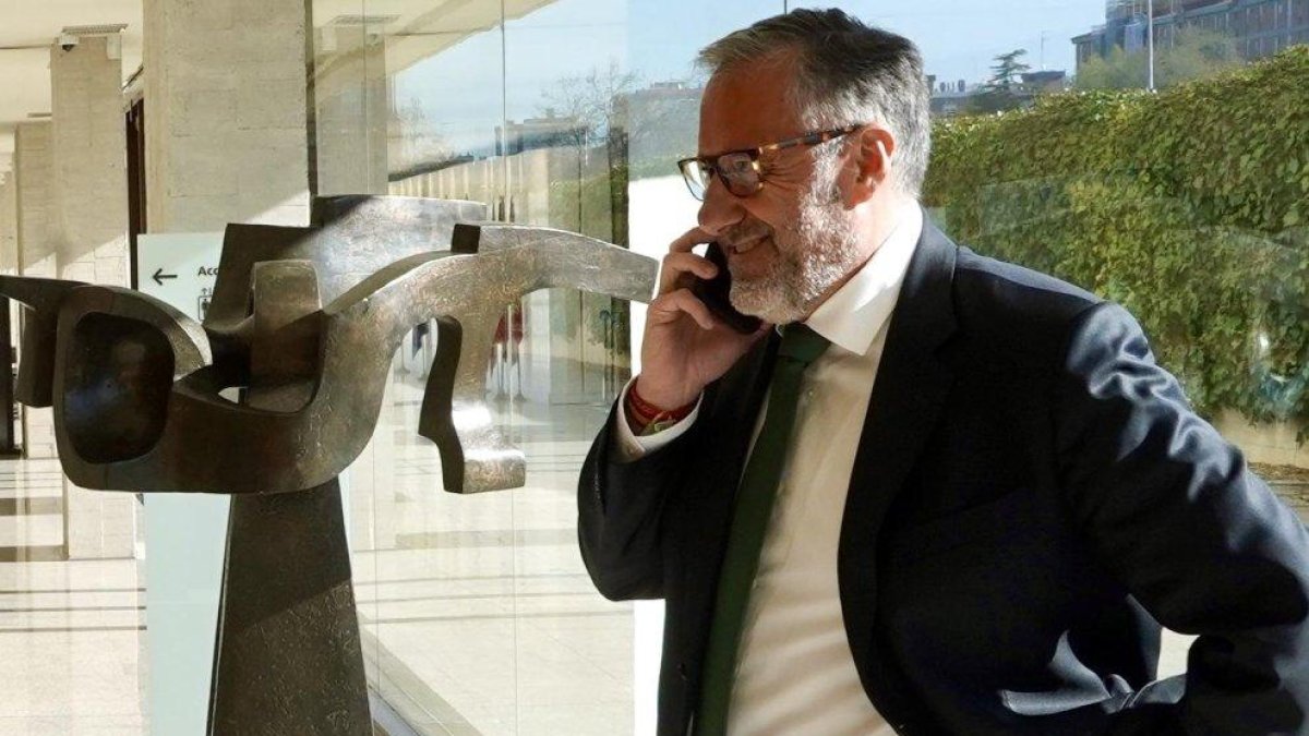 Carlos Pollán atiende una llamada telefónica en las Cortes, en una imagen de archivo.