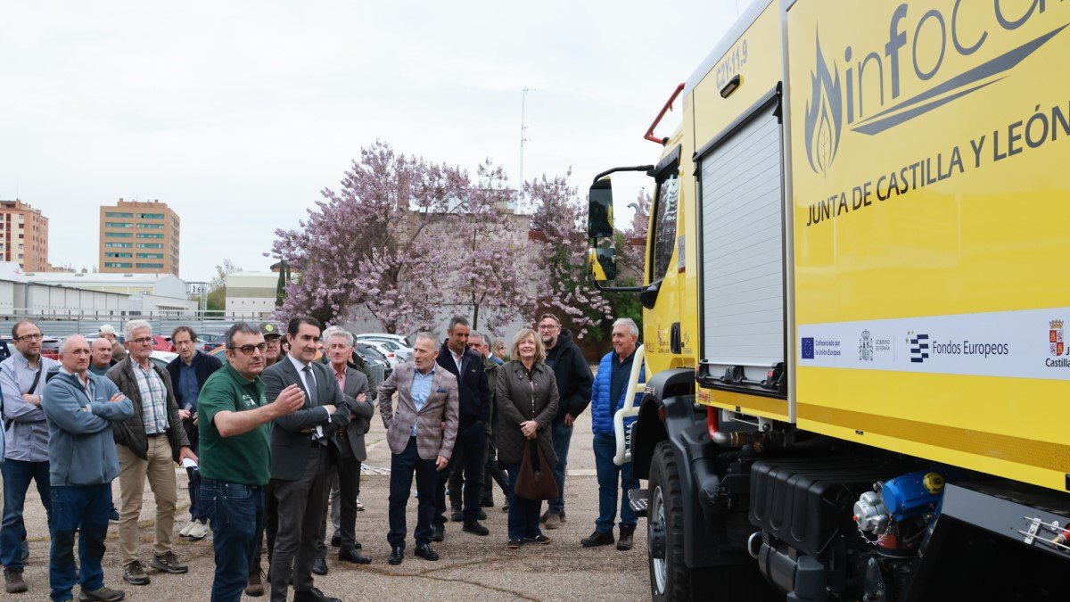Presentación de los 12 nuevos camiones para la lucha contra incendios en Castilla y León, dos de ellos para Soria.