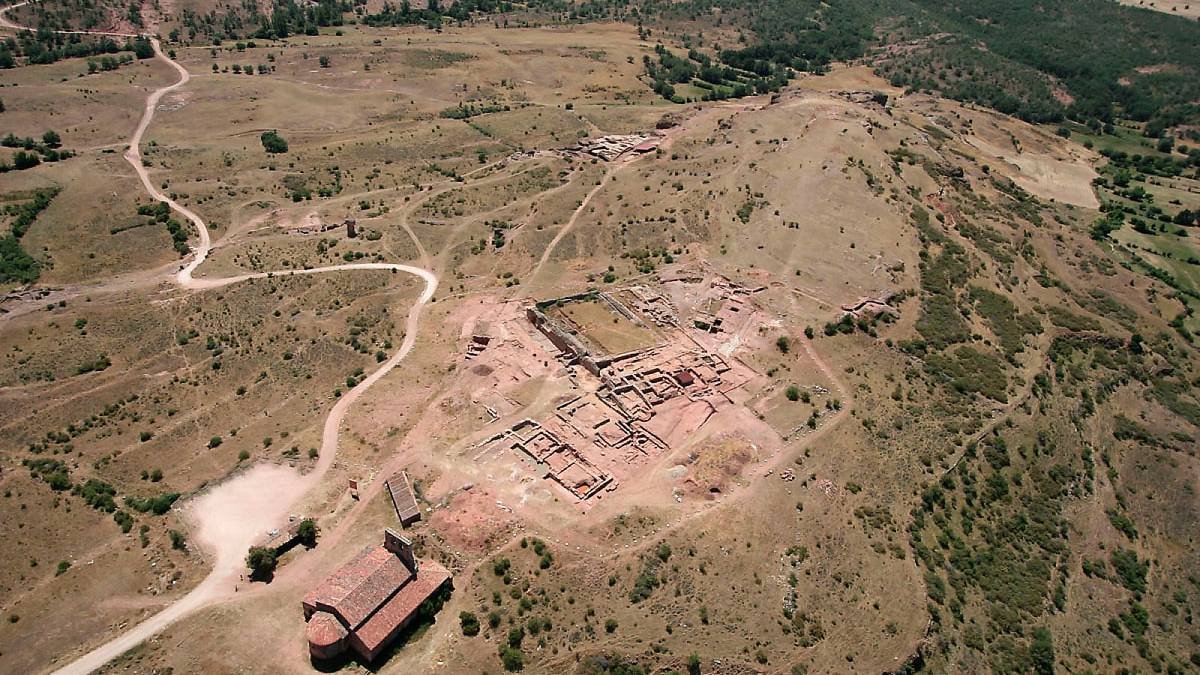 Vista general de Tiermes, donde se aprecia la integración de la ciudad antigua en el paisaje de la altiplanicie soriana