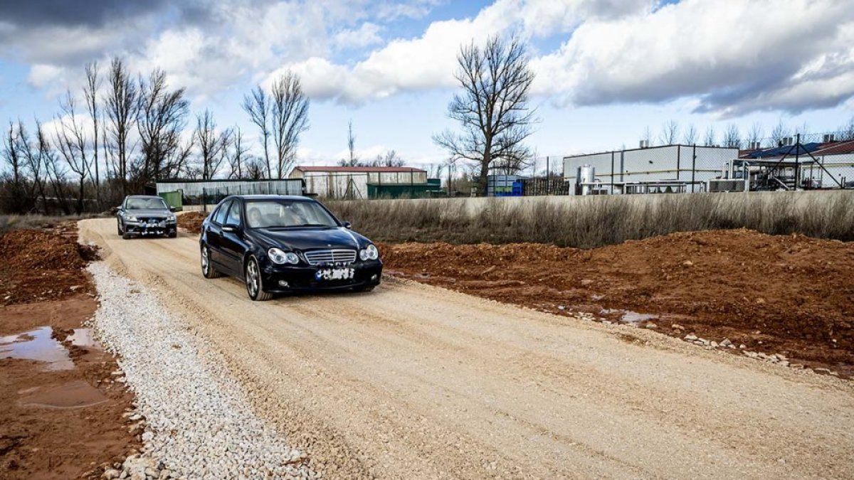 Camino que tuvo que arreglarse para acceder a la empresa Soria Natural, afectada por inundaciones.
