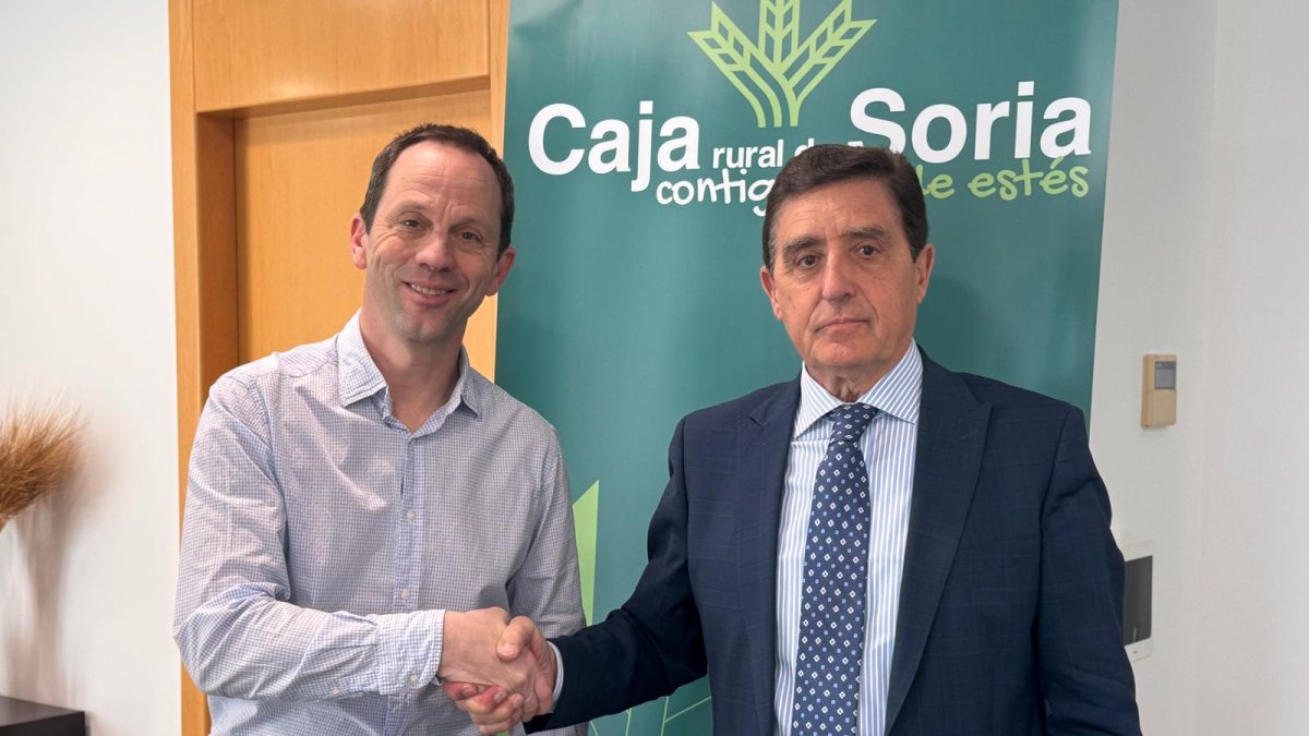 Rodrigo Gómez y Carlos Martínez Izquierdo durante la firma del convenio.