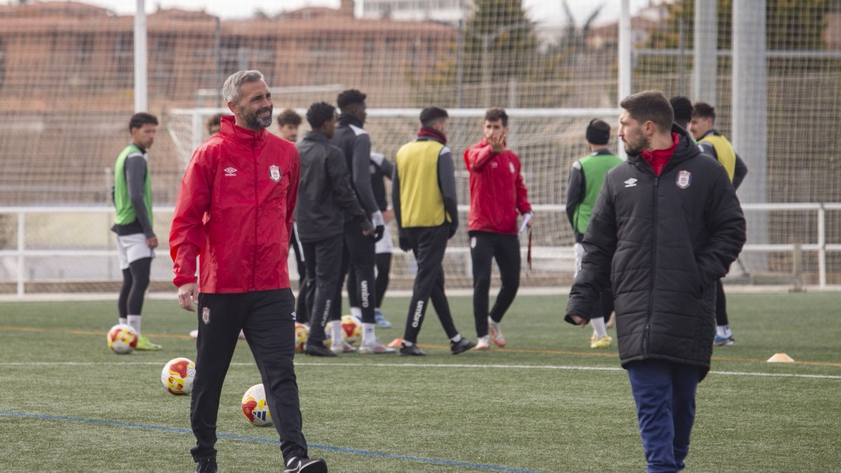 El técnico del Real Ávila, Aitor Martínez, durante un entrenamiento.