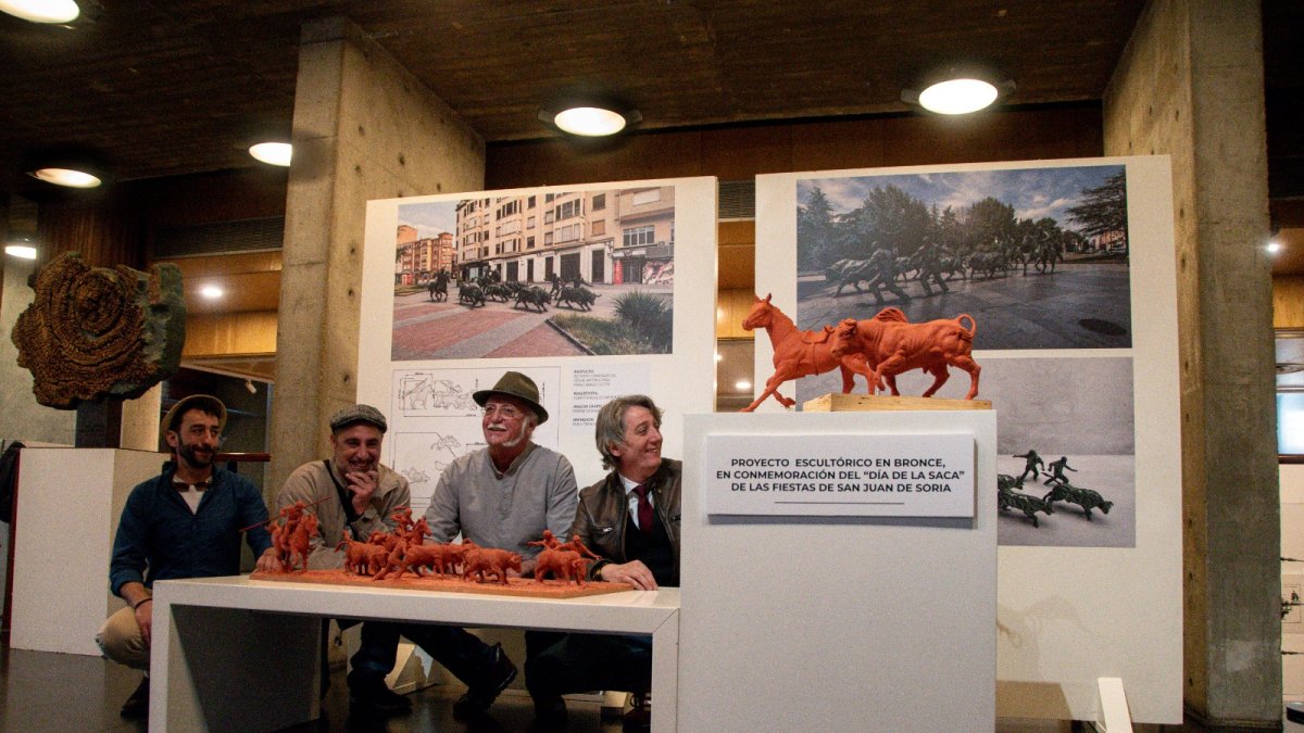 Los autores de la escultura, Pablo Bárez, César Antón y Ricardo González, junto al alcalde, con la maqueta de la obra.