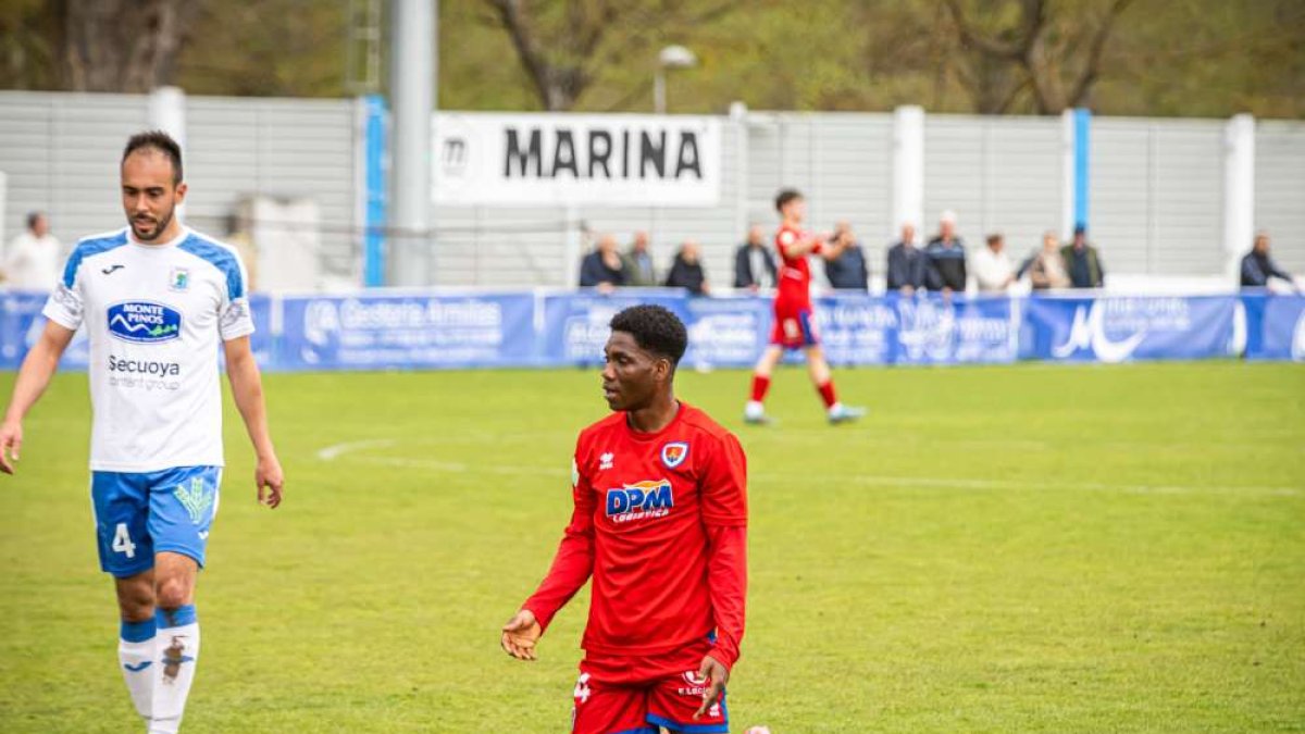 Un jugador del Numancia B en el duelo ante el Almazán.