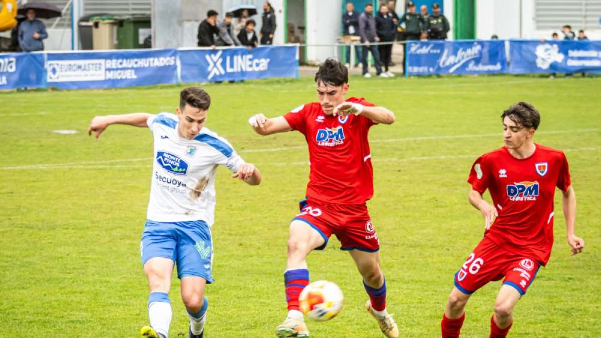 El equipo adnamantino se lleva el derbi provincial por 5-0