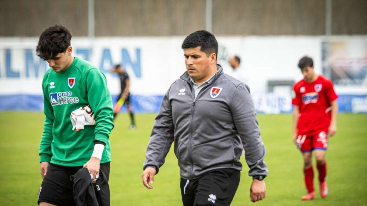 El técnico del filial rojillo, Fredy Vera, junto a alguno de sus jugadores.