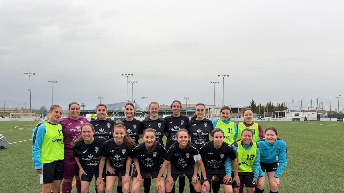 El equipo femenino del club balaguero durante un entrenamiento.