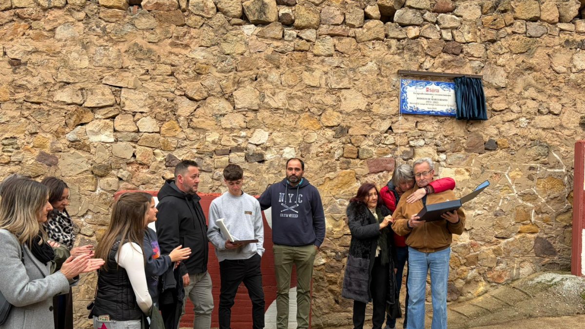 Descubrimiento de la placa en recuerdo de Rodolfo de Marco.