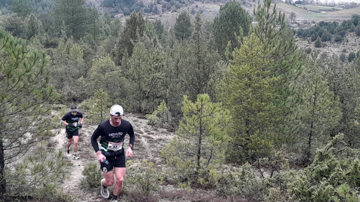 Dos corredores en plena subida de la Arganza Trail-Cañón del Río Lobos