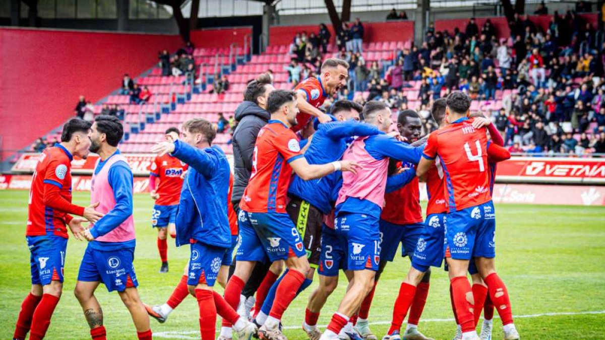 Los jugadores del Numancia celebran un gol en Los Pajaritos