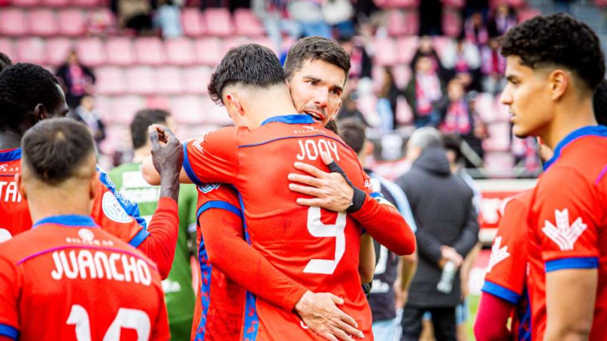 Carlos Gutiérrez y Jony se abrazan a la finalización del encuentro ante el Real Ávila.