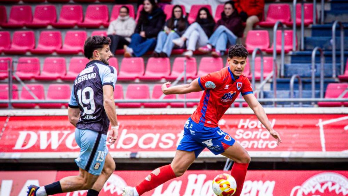 Olivera busca un balón durante el encuentro en Los Pajaritos ante el Real Ávila.
