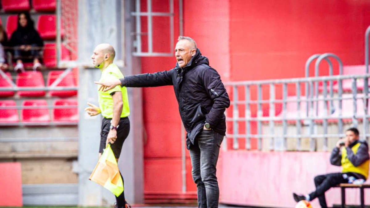 El técnico rojillo da instrucciones en la banda en un partido en Los Pajaritos