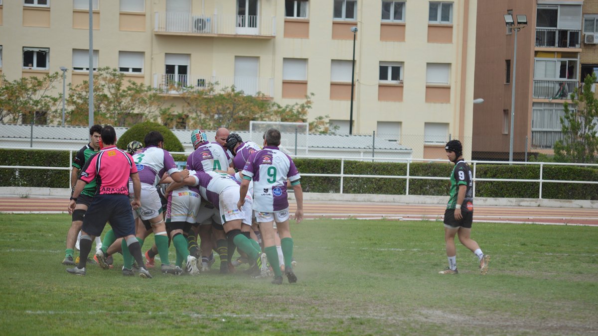 El equipo soriano en una de las melés del encuentro.