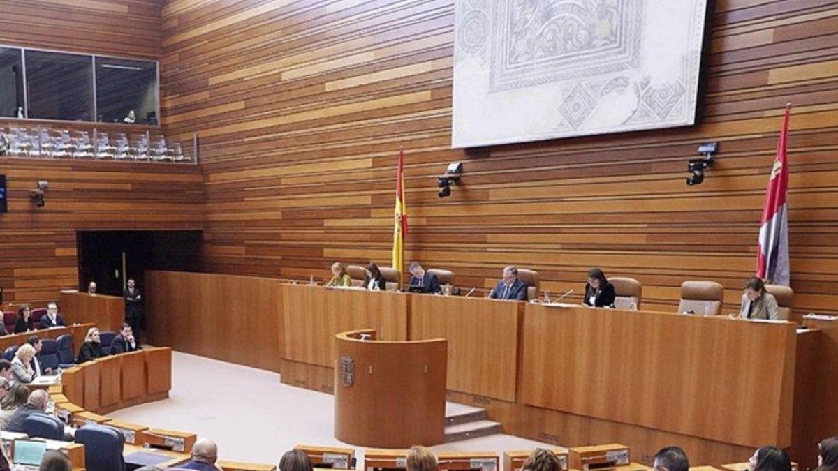 Mesa de las Cortes, durante la celebración de un pleno de la pasada legislatura.
