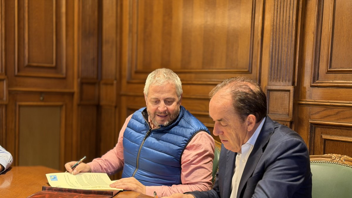 El presidente del C.V. Río Duero, Alfredo Cabrerizo, y el presidente de la institución provincial, Benito Serrano, durante la firma del convenio.