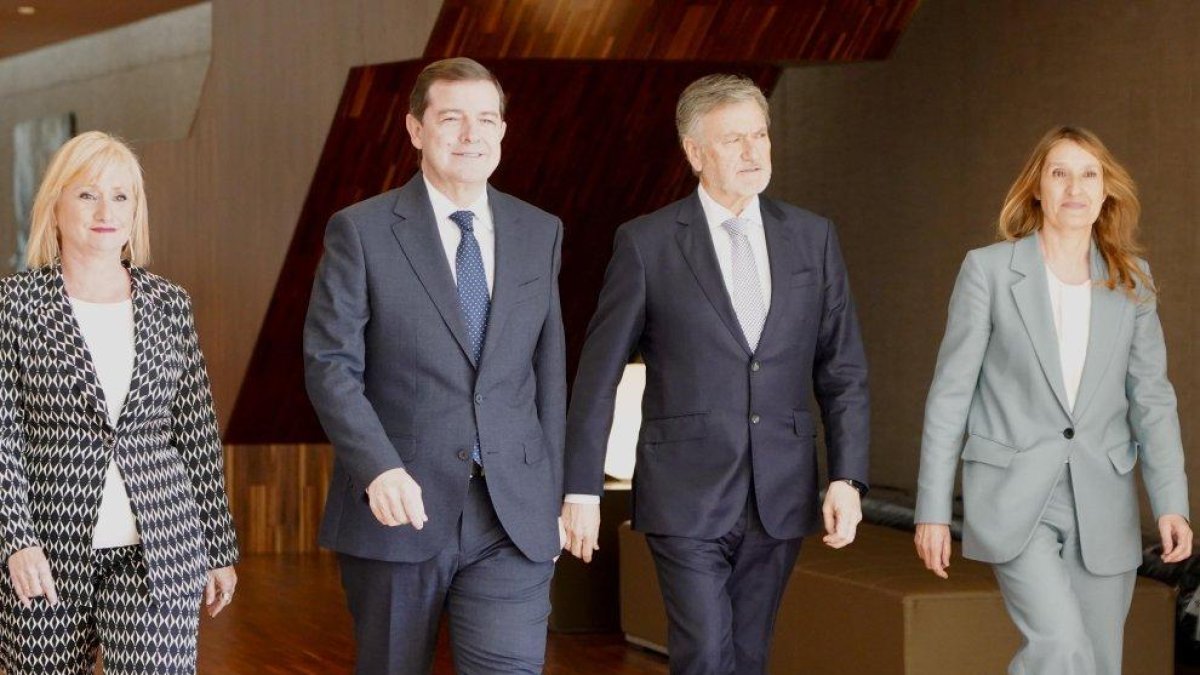 Leticia García, Alfonso Fernández Mañueco, Francisco Vázquez y Rocío Lucas a su llegada al pleno.