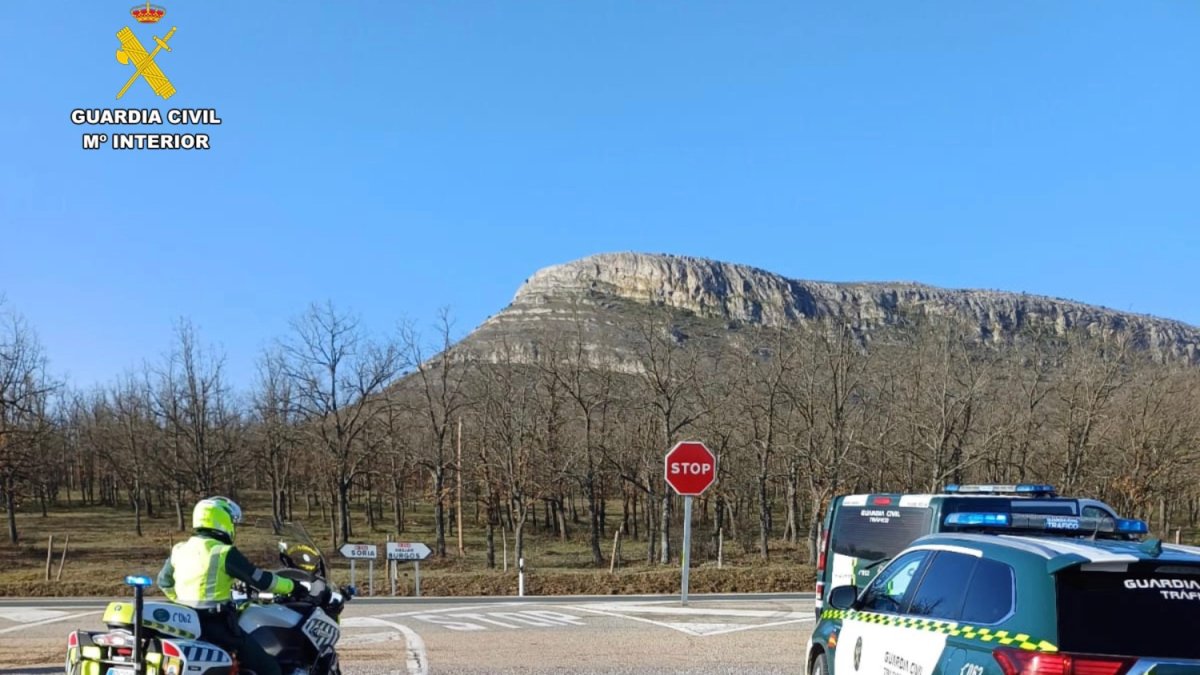 Agentes de la Guardia Civil en la zona donde se detectó el coche a 192 kilómetros por hora.