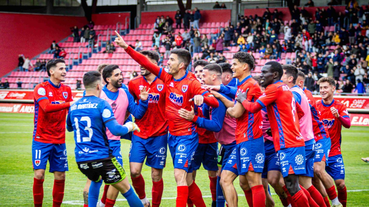 Éxtasis entre los jugadores del Numancia tras el gol de Carlos Gutiérrez que daba el triunfo ante el Real Ávila.