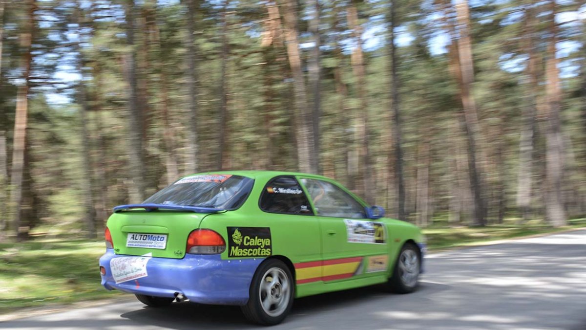 Un participante en una competición de motor en la provincia.