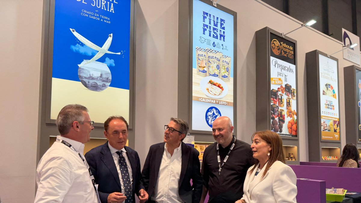 Serrano junto a los vicepresidentes en el stands de la Diputación en Salón Gourmets.
