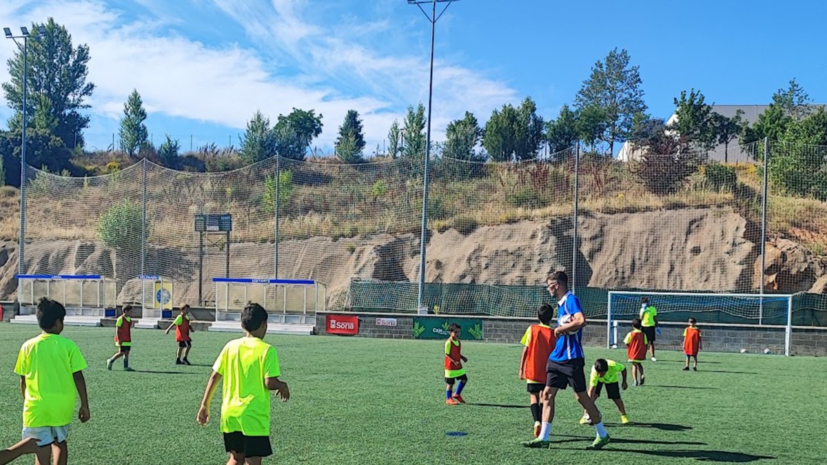 Niños en el José Andrés Diago durante una edición del campus del C.D. Calasanz.