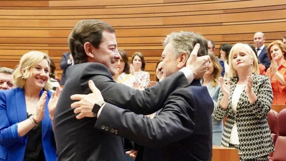 Alfonso Fernández Mañueco abraza a Francisco Vázquez tras ser elegido presidente de las Cortes.