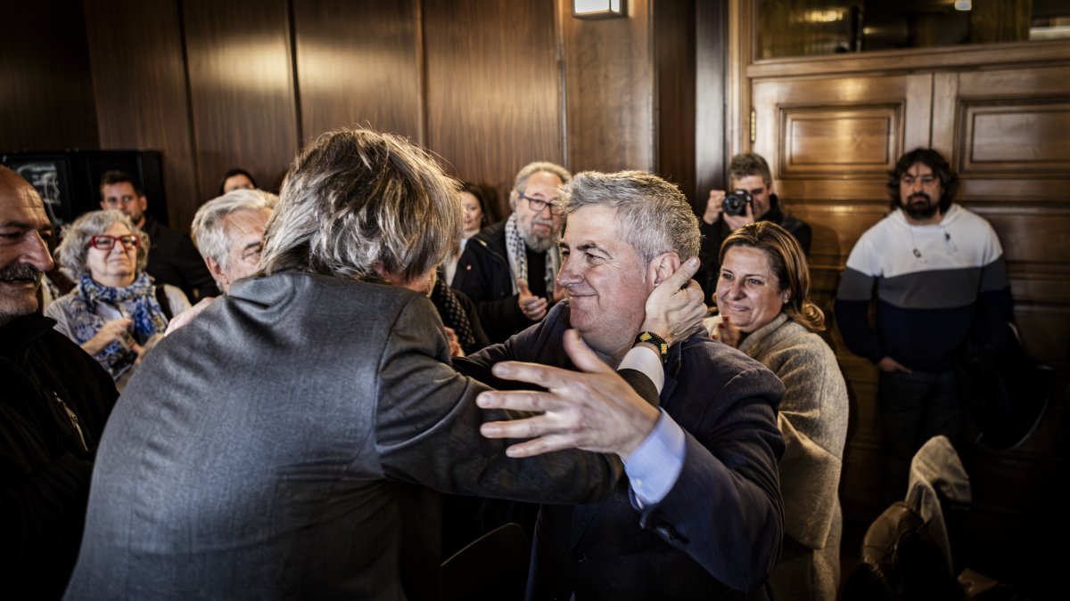 Javier Antón se abraza a Carlos Martínez en el pleno de renuncia del segundo el pasado lunes.