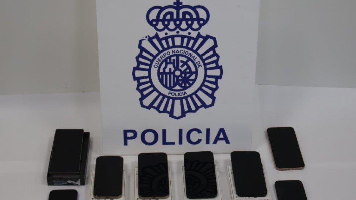 Teléfonos móviles incautados por la Policía Nacional.