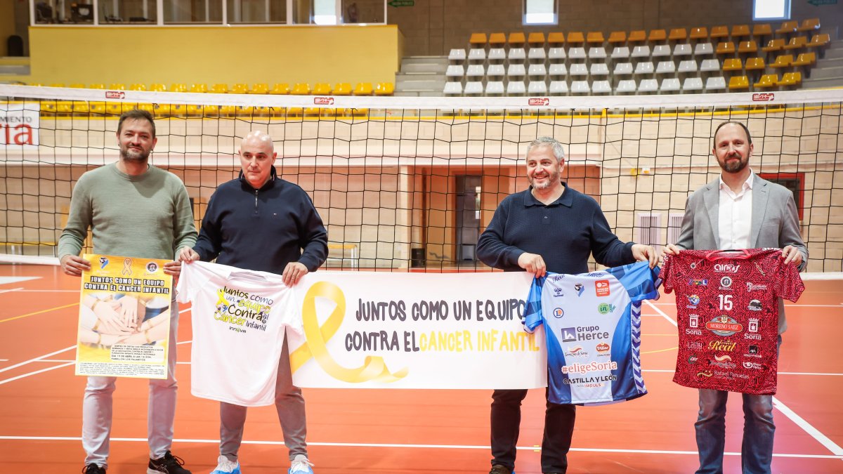 Manu Salvador, Sergio Corredor, Alfredo Cabrerizo y César Gonzalo durante la presentación de los actos para ayudar a la cadete del Sporting que lucha contra un cáncer.