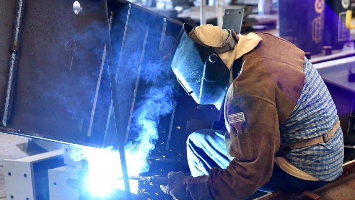 Un operario realiza una soldadura en una estructura metálica.